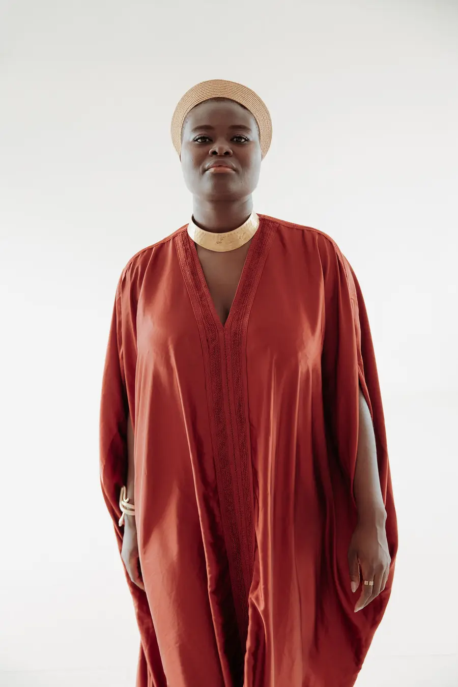 Charifa im roten Kleid, ganze Figur